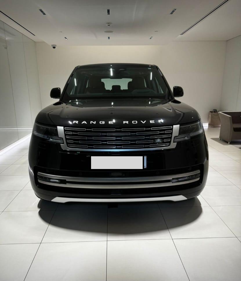 Luxury Range Rover Vogue with Chauffeur in Dubai